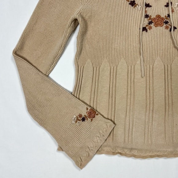 Vintage Floral Embroidered Knit Sweater - Picture 5 of 6